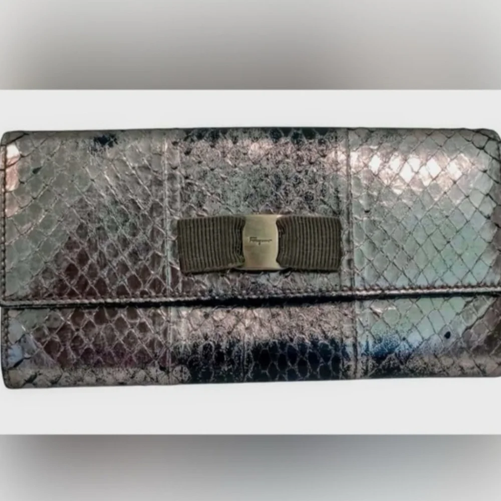 Vintage Salvatore Ferragamo Metallic Snakeskin Vara Bow Continental Wallet